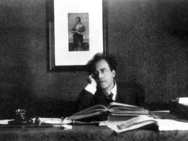 Ein Porträt von Gustav Mahler in jungen Jahren.